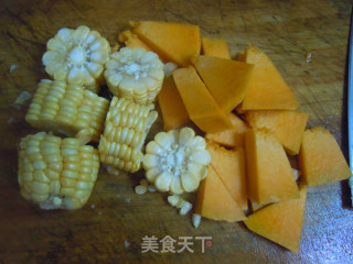 夏季营养汤汁---玉米南瓜排骨汤的做法步骤：2