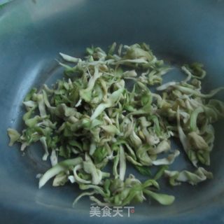 椒盐榨菜丝的做法步骤：1