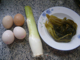 酸菜茭白炒鸡蛋的做法步骤：1