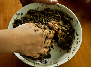 梅干菜鲜肉丸子的做法步骤：2