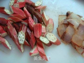 腊肉炒秋葵的做法步骤：2