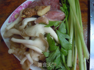 夏季营养---袖珍菇炒肉片的做法步骤：1