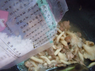 夏季营养---袖珍菇炒肉片的做法步骤：6