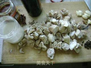 红烧肥肠的做法步骤：1