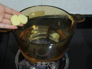 莲藕胡萝卜猪骨汤的做法步骤：2