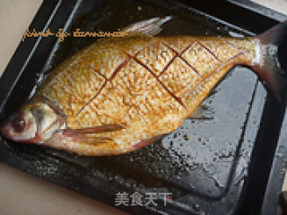 烤鲳鱼的做法步骤：2