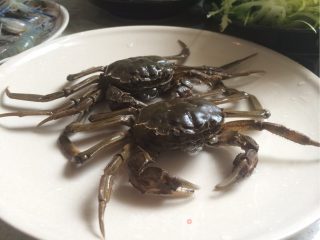 清蒸大闸蟹的做法步骤：1