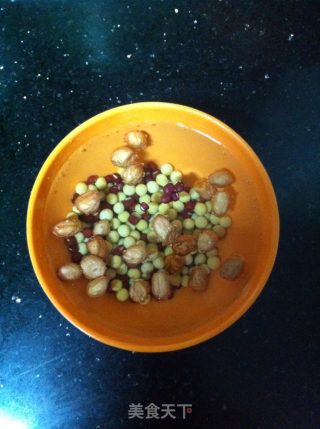 红豆花生豆浆的做法步骤：2