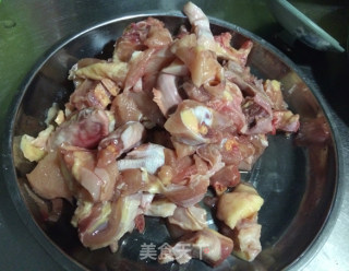 木耳炒鸡肉---简单好吃菜的做法步骤：1