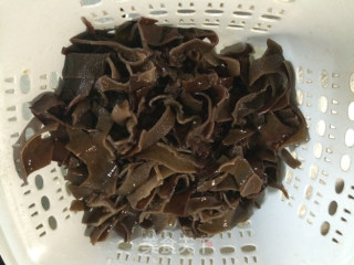 木耳炒鸡肉---简单好吃菜的做法步骤：2