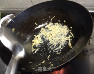 木耳炒鸡肉---简单好吃菜的做法步骤：5