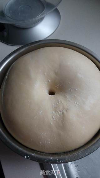 香酥菠萝果酱面包卷的做法步骤：3