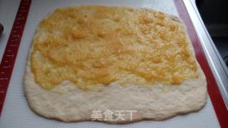 香酥菠萝果酱面包卷的做法步骤：5