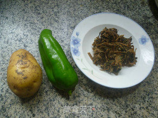 青椒梅干菜炒土豆的做法步骤：1
