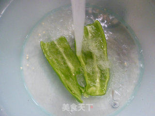 青椒梅干菜炒土豆的做法步骤：2