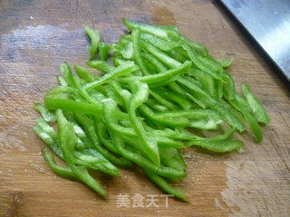青椒梅干菜炒土豆的做法步骤：3