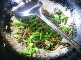 青椒梅干菜炒土豆的做法步骤：7