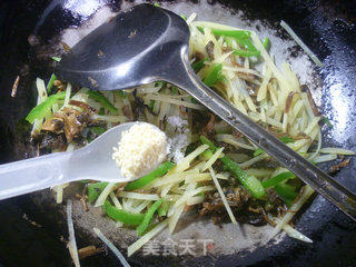 青椒梅干菜炒土豆的做法步骤：10