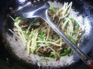 青椒梅干菜炒土豆的做法步骤：11