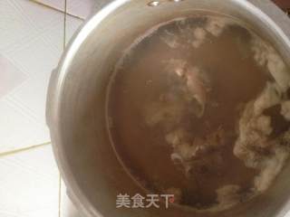 玉米胡萝卜大骨汤的做法步骤：1