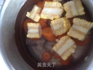 玉米胡萝卜大骨汤的做法步骤：3