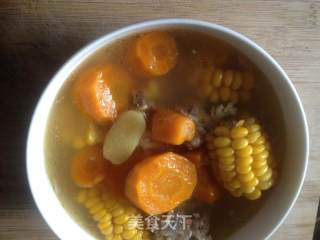 玉米胡萝卜大骨汤的做法步骤：4