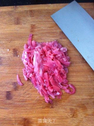 青椒炒肉丝的做法步骤：2