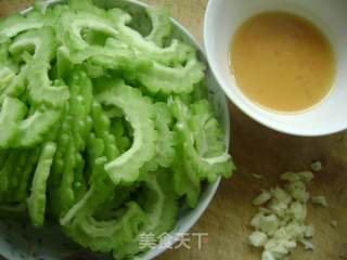 苦瓜炒蛋的做法步骤：1