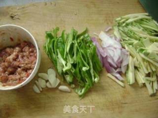 家常蔬菜炒肉丝的做法步骤：1