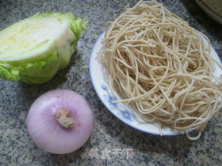 洋葱圆白菜炒面的做法步骤：1