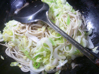 洋葱圆白菜炒面的做法步骤：10