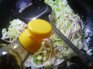 洋葱圆白菜炒面的做法步骤：11