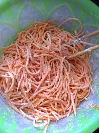 粉蒸胡萝卜丝的做法步骤：5