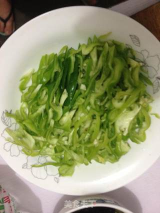 青椒肉丝的做法步骤：1