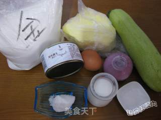 鲟鱼罐头披萨的做法步骤：1