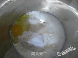鲟鱼罐头披萨的做法步骤：2