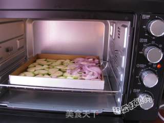 鲟鱼罐头披萨的做法步骤：7