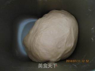 西瓜汁椰蓉花面包的做法步骤：2