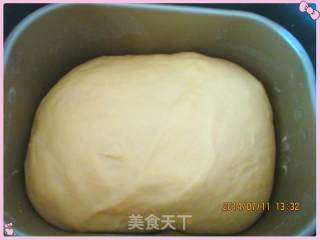 西瓜汁椰蓉花面包的做法步骤：3