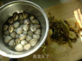 酸辣白蛤的做法步骤：1