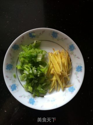 香菇鸡肉粥的做法步骤：2