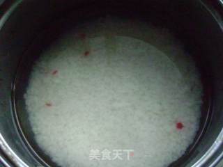 枸杞阴米粥的做法步骤：1