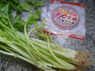 火腿片炒芹菜的做法步骤：1