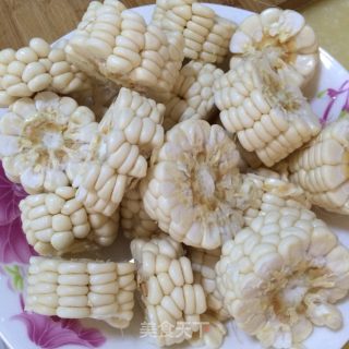玉米胡萝卜骨汤的做法步骤：2