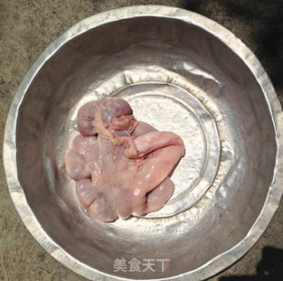 辣椒紫苏炒生肠的做法步骤：1