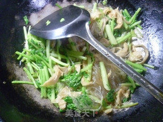 香芹面筋炒粉丝的做法步骤：8