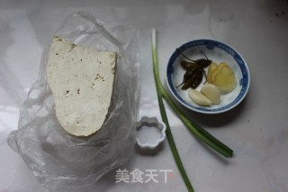 豆腐这样吃，下饭没问题——鱼香花豆腐的做法步骤：1