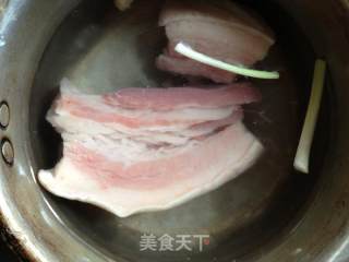 经典加创意的家常菜简便烧——土豆红烧肉的做法步骤：1