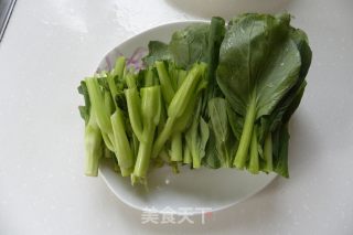 牛肉炒油菜的做法步骤：1