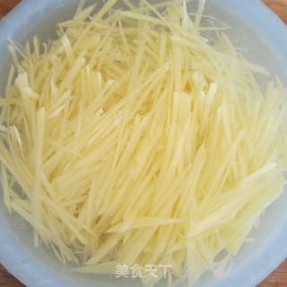 酸辣土豆丝的做法步骤：1
